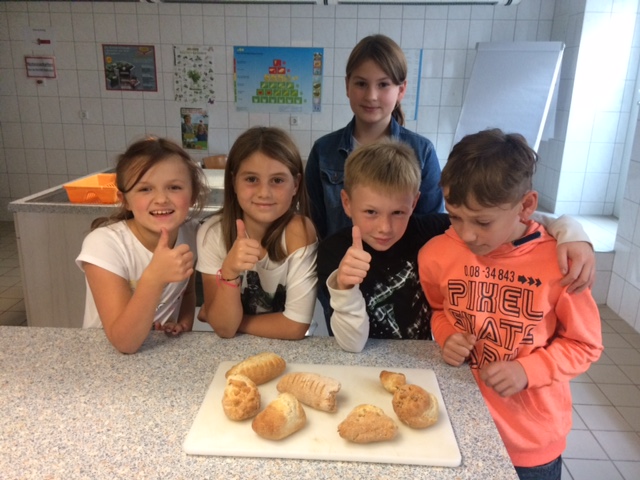 wir haben im religionsunterricht leckere broetchen gebacken