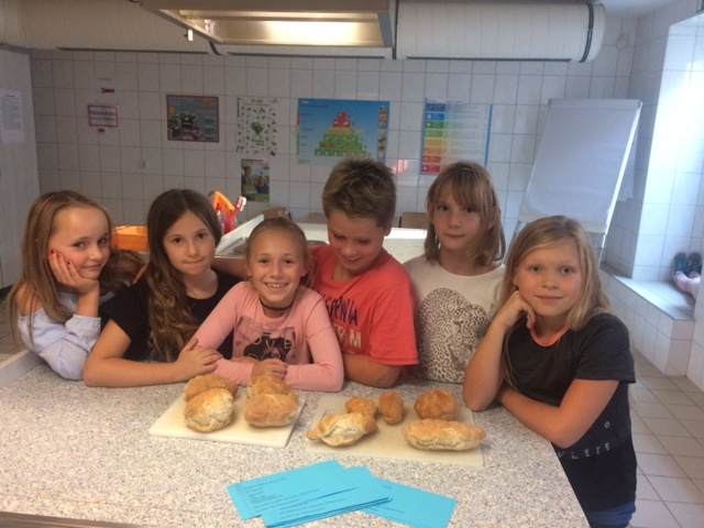 wir haben im religionsunterricht leckere broetchen gebacken
