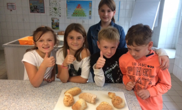 Wir haben im Religionsunterricht leckere Brötchen gebacken!_1